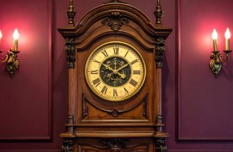 How to Match a Clock With Your Interior Décor